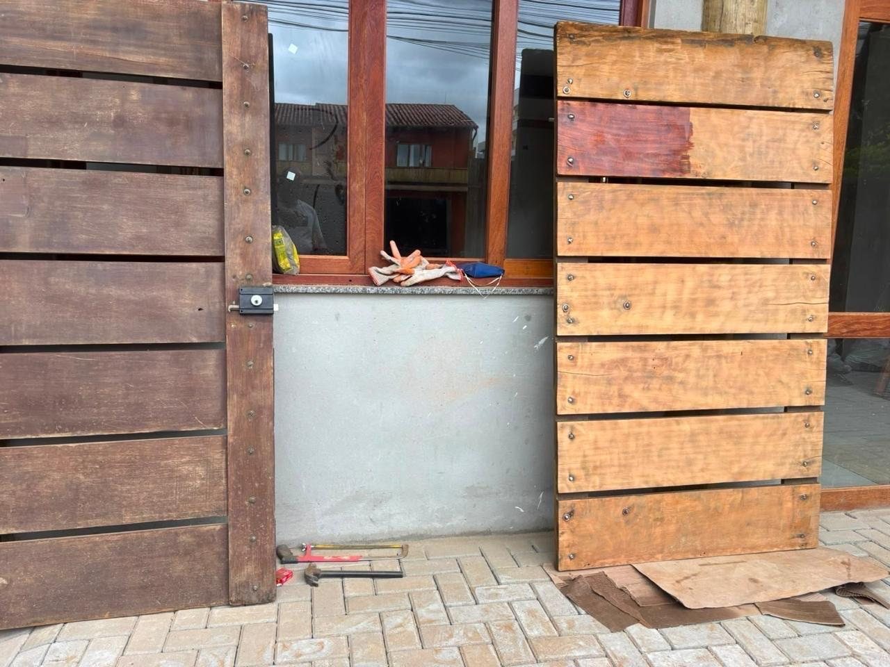 Porta em madeira maciça