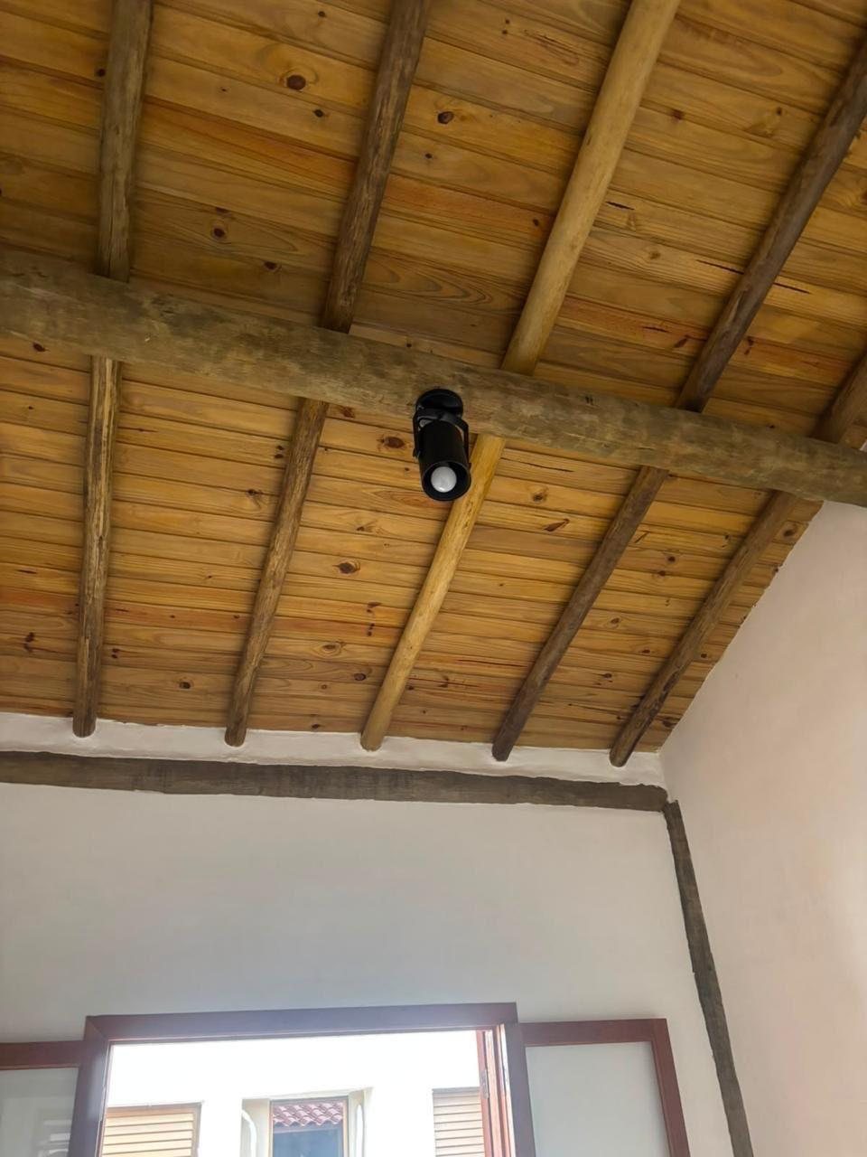 Estrutura de madeira do teto